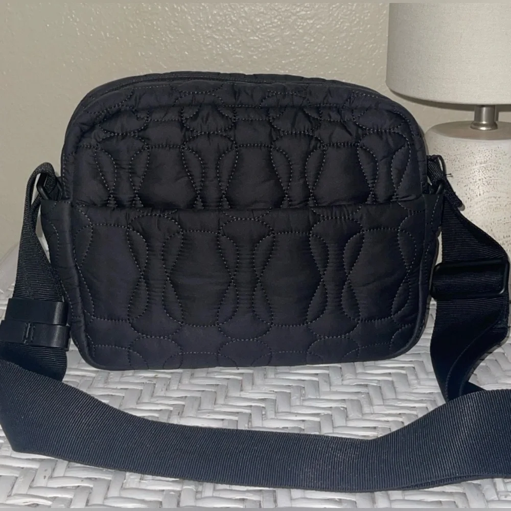 🍋🦄 LIKE NEW Lululemon Quilted Embrace 4L Crossbody Bag in Black (Looks GRAY)